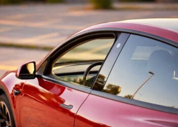 कार की खिड़की खोल कर कार चलाना पड़ सकता है आपकी जेब पर भारी, जानिए क्या है वजह