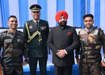 Grand Event: सेना के जवानों का साहसिक प्रदर्शन, 12000 फीट से सीधे  पैराग्लाइडिंग द्वारा टिहरी झील में लैंडिंग