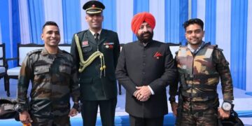 Grand Event: सेना के जवानों का साहसिक प्रदर्शन, 12000 फीट से सीधे पैराग्लाइडिंग द्वारा टिहरी झील में लैंडिंग