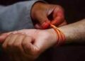 Religious News: हाथ में बाँधा कलावा कितने दिनों तक बाँधे रखना चाहिए?जानेक्या है इसको उतारने की विधि