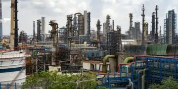 LPG Production: मध्य पूर्व तनाव के बीच सरकार ने रिफाइनरियों को घरेलू गैस उपलब्धता बढ़ाने के लिए दिए सख्त निर्देश