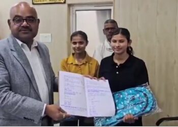Kanpur girl handwriting praised DM