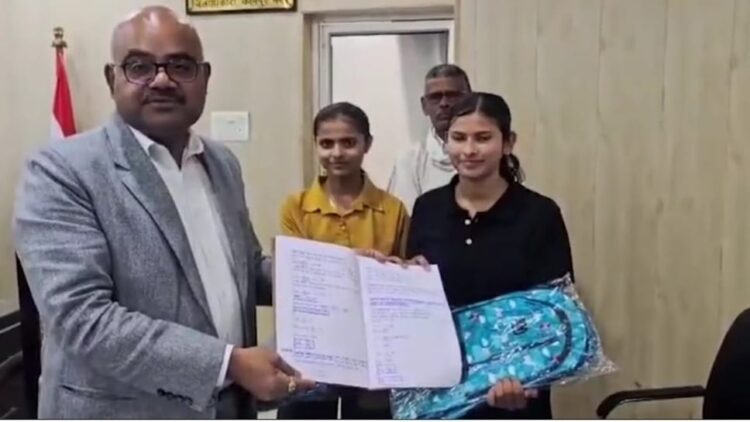 Kanpur girl handwriting praised DM