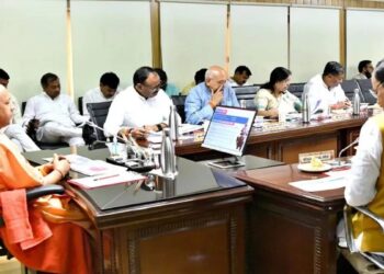 कैबिनेट बैठक पर सबकी नजर, क्या लैपटॉप-स्मार्टफोन योजना, मानदेय बढ़ोतरी और इंफ्रास्ट्रक्चर के प्रस्तावों पर लग सकती है मुहर