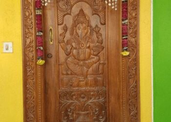 Vastu Shastra: मेन गेट के सामने ये चीजें ला सकती हैं वास्तु दोष, जानें कैसे बचें
