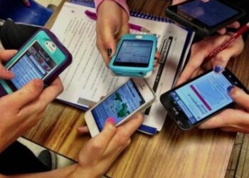 Smartphone : क्या स्कूलों में स्मार्टफोन पर रोक से बच्चों के मानसिक विकास में आएगा बड़ा बदलाव, आइये जानते हैं