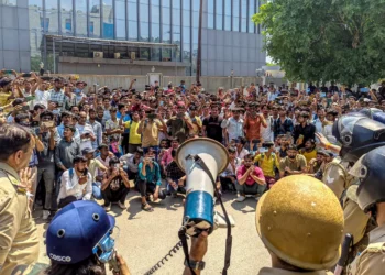 Workers Protest: नोएडा में मजदूरों का प्रदर्शन, पुलिस हाई अलर्ट पर कई संदिग्ध हिरासत में, सोशल मीडिया पर भी कार्रवाई