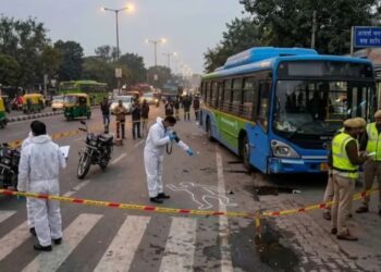 Delhi Road Accident:  डीटीसी बस ने मारी टक्कर, 19 वर्षीय युवक की मौत, cctv से आरोपी चालक की तलाश जारी