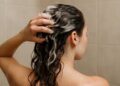 क्या Hair Wash से निखरती है आपकी त्वचा भी ? जानिए एक्सपर्ट्स की राय