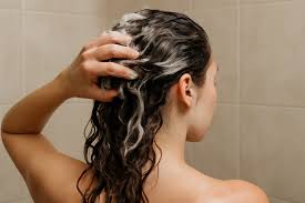 क्या Hair Wash से निखरती है आपकी त्वचा भी ? जानिए एक्सपर्ट्स की राय