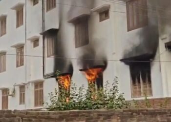 Hotel Fire: वाराणसी के होटल में सुबह लगी भीषण आग, स्थानीय युवकों की तेजी से बड़ी दुर्घटना टली, लाखों का नुकसान