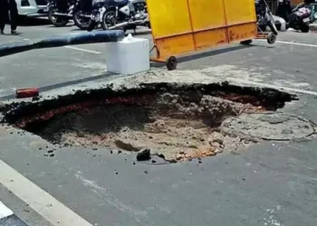 Ayodhya News: बीच शहर सड़क धंसने से मकानों पर मंडराया खतरा, बुलडोजर लेकर पहुंचा प्रशासन