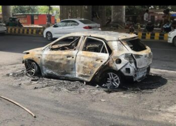 चलती i20 कार में लगी भीषण आग, चालक की सूझबूझ से टला बड़ा हादसा