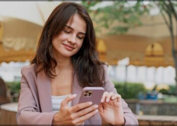 Social Media: क्या सोशल मीडिया का इस्तेमाल आपको भी कर रहा है अपनों दूर? जाने क्या है इसका असर