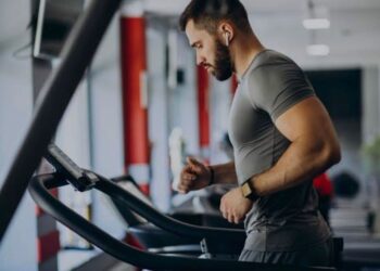 Social Media: क्या सोशल मीडिया का इस्तेमाल आपको भी कर रहा है अपनों दूर? जाने क्या है इसका असर