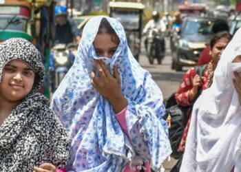 Heatwave Alert: भीषण गर्मी और लू का कहर जारी,कई शहरों में पारा रिकॉर्ड स्तर पर, क्या जल्द ही बदलेगा मौसम