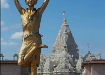 Delhi News: दिल्ली के अक्षरधाम मंदिर में 108 फीट ऊंची एक पैर पर खड़ी मूर्ति किसकी है? जानिए क्यों है इतनी चर्चा में