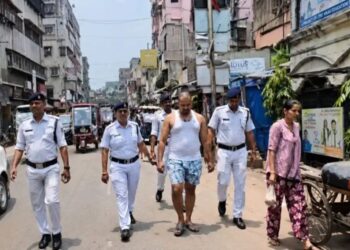 Howrah Viral Video: हावड़ा की सड़कों पर अंडरवियर-बनियान में कौन दिखा, पुलिस ने किसकी कराई पैदल परेड