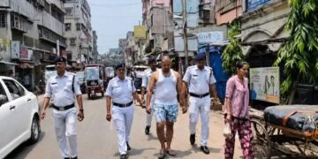 Howrah Viral Video: हावड़ा की सड़कों पर अंडरवियर-बनियान में कौन दिखा, पुलिस ने किसकी कराई पैदल परेड