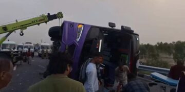 Expressway Bus Accident: झपकी बनी काल, एक्सप्रेसवे पर पलटी स्लीपर बस, दारोगा समेत छह यात्रियों की मौत