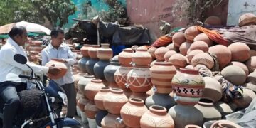 Clay Pots: क्यों लोग फ्रिज की बजाय मटकों का ठंडा पानी कर रहे पसंद , कुम्हारों की बिक्री में हुआ बड़ा इजाफा