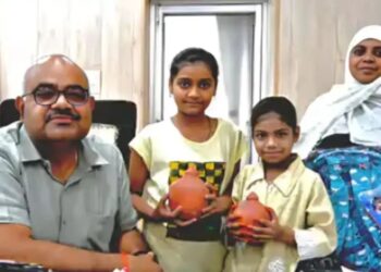 Emotional Story:  गुल्लक के पैसे छिनने का दर्द लेकर पहुंची मासूम फरियादी, हुआ भावुक माहौल, जिलाधिकारी ने लौटाई मुस्कान