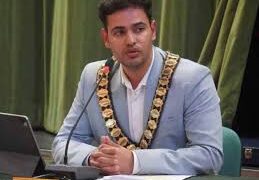 भारतीय मूल के तुषार कुमार ने ब्रिटेन में रचा इतिहास, 23 की उम्र में बने मेयर