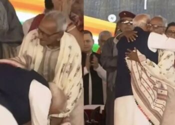 West Bengal : शपथ समारोह में दिखा सम्मान का भावुक दृश्य, पीएम मोदी ने छुए माखनलाल सरकार के पैर