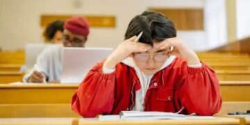 Student Mental Stress: बच्चों में बढ़ रहा दबाव, क्या आपका बच्चा भी तनाव और डर से जूझ रहा है? क्या करे उपाय