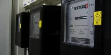 Electricity Meter: बिजली मीटर में जलने वाली लाल, हरी और पीली लाइट क्या बताती हैं? जानिए इनके खास संकेत