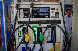 Fuel Crisis: यूपी में बढ़ीं आम आदमी की मुश्किलें,फिर महंगा हुआ पेट्रोल-डीजल