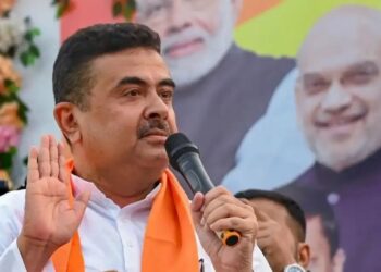 बंगाल में नई सरकार बनने के बाद मुख्यमंत्री कार्यालय में ममता के अधिकारियों पर गिरी कुछ बदले गए कुछ ने बदला पाला