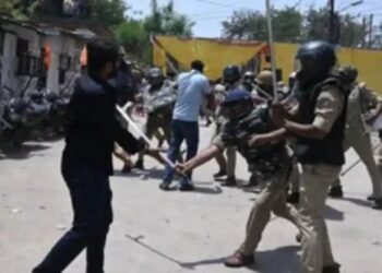 Lucknow Court Protest: नगर निगम की बुलडोज़र कार्रवाई, लाठीचार्ज के विरोध में वकीलों की हड़ताल जारी, वादी हो रहे परेशान