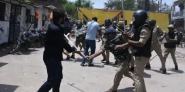 Lucknow Court Protest: नगर निगम की बुलडोज़र कार्रवाई, लाठीचार्ज के विरोध में वकीलों की हड़ताल जारी, वादी हो रहे परेशान