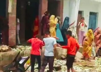 Etawah liquor shop protest women