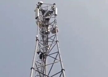 Jaunpur news: सात घंटे तक चला हाईवोल्टेज ड्रामा, जमीन विवाद में मोबाइल टावर पर चढ़े युवक कीगिर कर दर्दनाक मौत