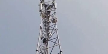 Jaunpur news: सात घंटे तक चला हाईवोल्टेज ड्रामा, जमीन विवाद में मोबाइल टावर पर चढ़े युवक कीगिर कर दर्दनाक मौत