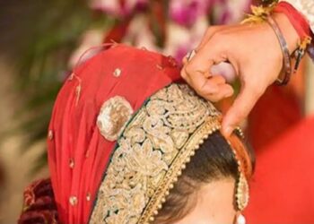 Sitapur Love Marriage :सामने आया अनोखा मामला, शादीशुदा महिला मंदिर में शादी के बाद प्रेमी संग पहुंची थाने मांगी पुलिस सुरक्षा