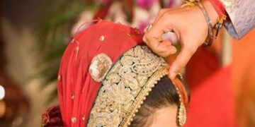 Sitapur Love Marriage :सामने आया अनोखा मामला, शादीशुदा महिला मंदिर में शादी के बाद प्रेमी संग पहुंची थाने मांगी पुलिस सुरक्षा
