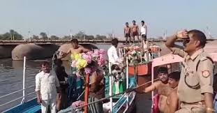 Hamirpur में यमुना नदी में नाव पलटने से बड़ा हादसा, 6 लोगों के लापता होने की आशंका