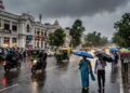 UP Weather, यूपी में बदला मौसम, तेज बारिश और आंधी के बीच सरकार सतर्क, लोगों से सावधानी बरतने की अपील