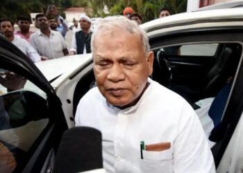 गया में केंद्रीय मंत्री पर पत्थरबाजी, भाषण के दौरान मंच पर  मचा हड़कंप, अंगरक्षक घायल, दो युवक हिरासत में