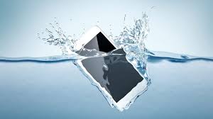Smartphone Care: फोन पानी में गिर जाए तो घबराएं नहीं,बस तुरंत करे ये ज़रूरी काम