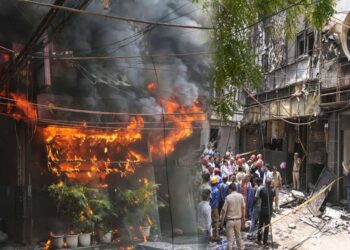 Delhi Hotel Fire: छह की अनुमति पर 25 कमरे, मुनाफे की अंधी दौड़, क्या सिस्टम की चूक ने निगल लीं 21 जिंदगियां