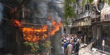 Delhi Hotel Fire: छह की अनुमति पर 25 कमरे, मुनाफे की अंधी दौड़, क्या सिस्टम की चूक ने निगल लीं 21 जिंदगियां