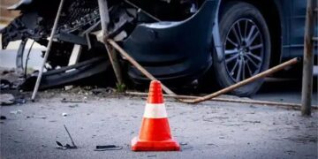 Tragic Accident: शादी में जा रहे परिवार की कार कंटेनर से टकराई, दो सगे भाइयों समेत तीन की मौत, पांच गंभीर घायल