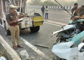Agra Lucknow Expressway Accident: नेपाल से लौट रहे तीन दोस्तों की कार पुलिया से टकराई, एक की मौत, दो की हालत गंभीर