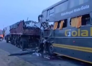 यमुना एक्सप्रेसवे पर भीषण सड़क हादसा: ट्रेलर से टकराई वोल्वो बस, 4 यात्रियों की मौत, इतने घायल
