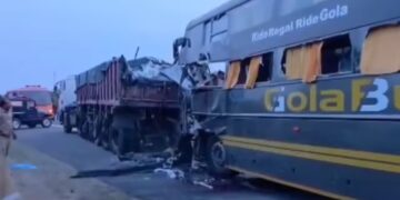 यमुना एक्सप्रेसवे पर भीषण सड़क हादसा: ट्रेलर से टकराई वोल्वो बस, 4 यात्रियों की मौत, इतने घायल