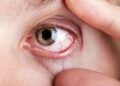 Digital Eye Strain : क्या मोबाइल और लैपटॉप स्क्रीन की आदत बन रही है आंखों की दुश्मन, कौन से संकेत हैं गंभीर